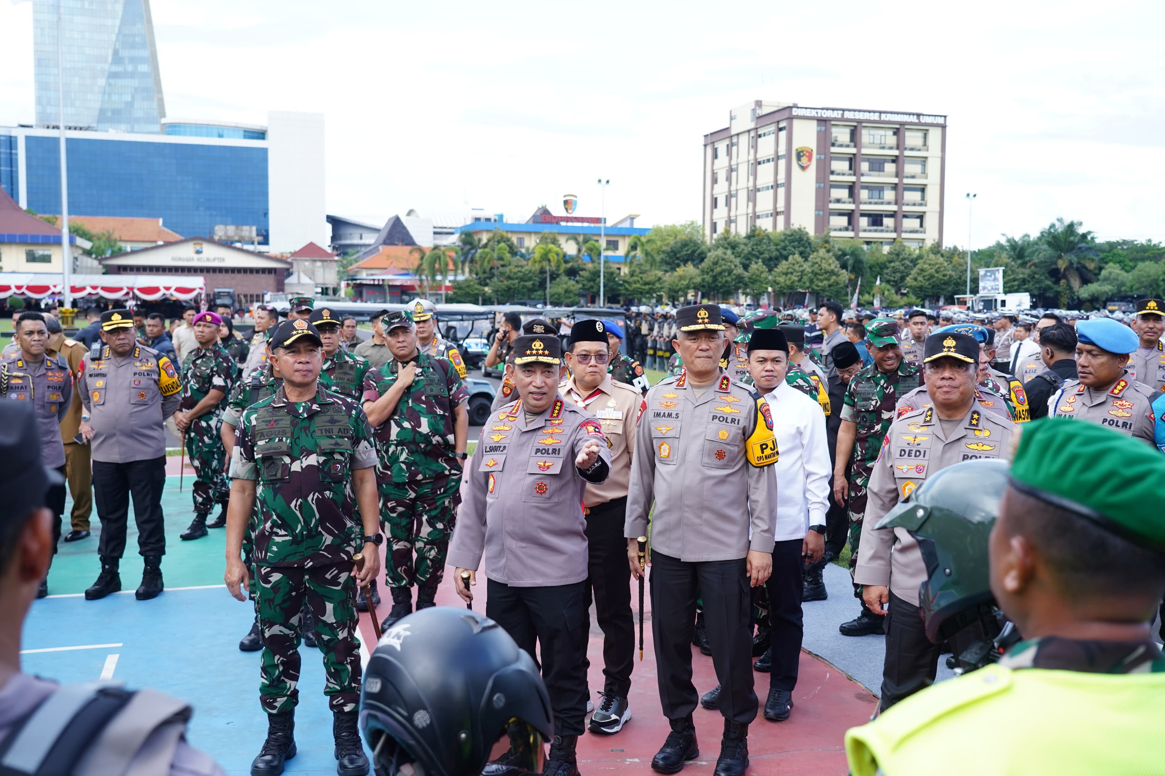 Bantu Pengamanan Pilkada, TNI Siapkan 157 Ribu Prajurit untuk Amankan Seluruh TPS di Indonesia - Image