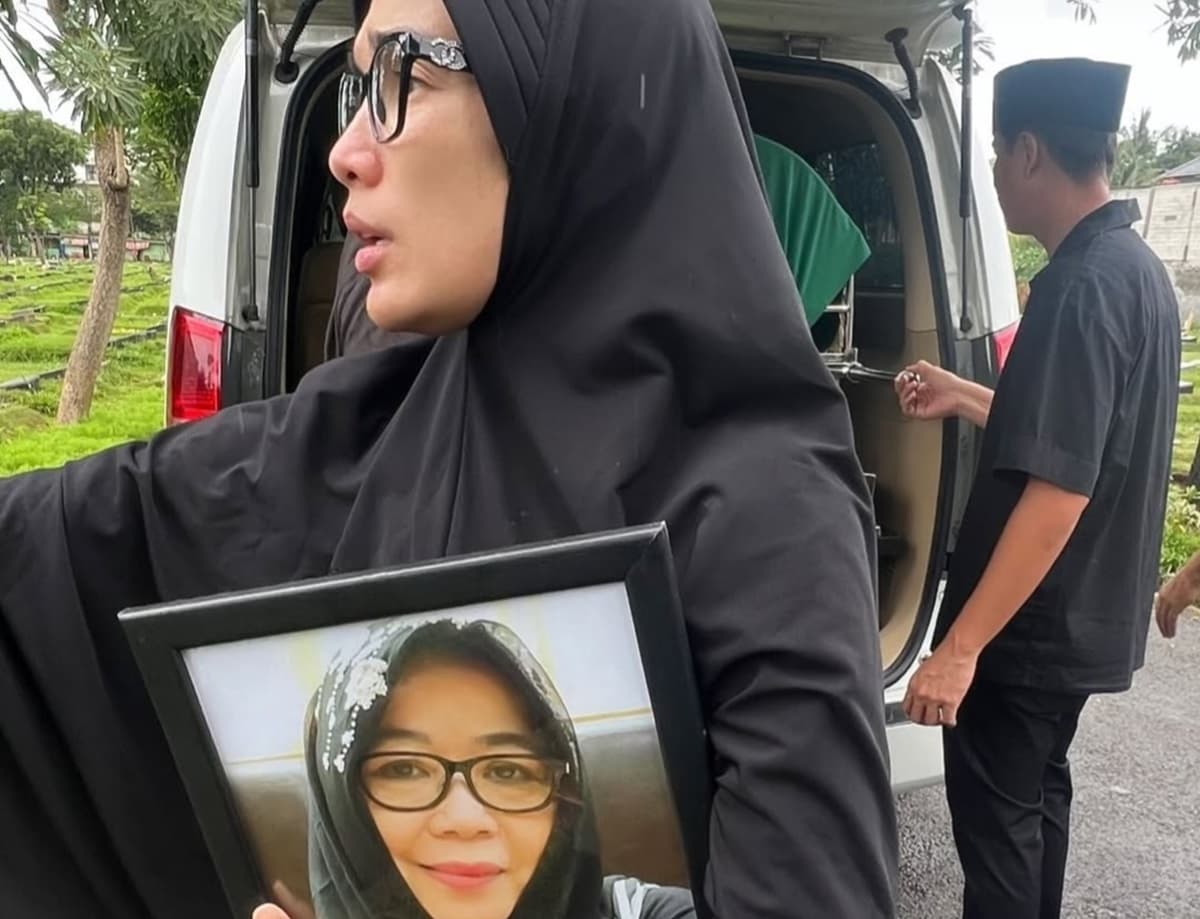 Ibunda Ussy Sulistiawaty Meninggal, Ini Alasan Dimakamkan Satu Liang Lahat  di TPU Jeruk Purut - Image