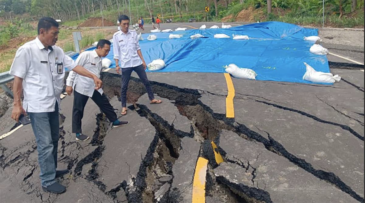 JLS Donomulyo Rusak Akibat Longsor, Pemkab Malang Pasrah Menunggu Keputusan Pusat - Image