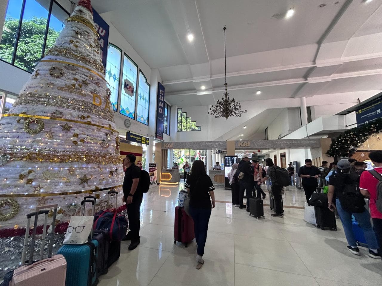 Instagramable! Pohon Natal Setinggi 6 Meter Hiasi Stasiun Surabaya Gubeng, Sudah Berfoto di Sana? - Image