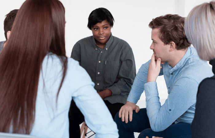 Banyak yang Takut, Berikut 8 Ciri Unik yang Biasanya Dimiliki Orang yang Merasa Nyaman dengan Awkward Silence - Image