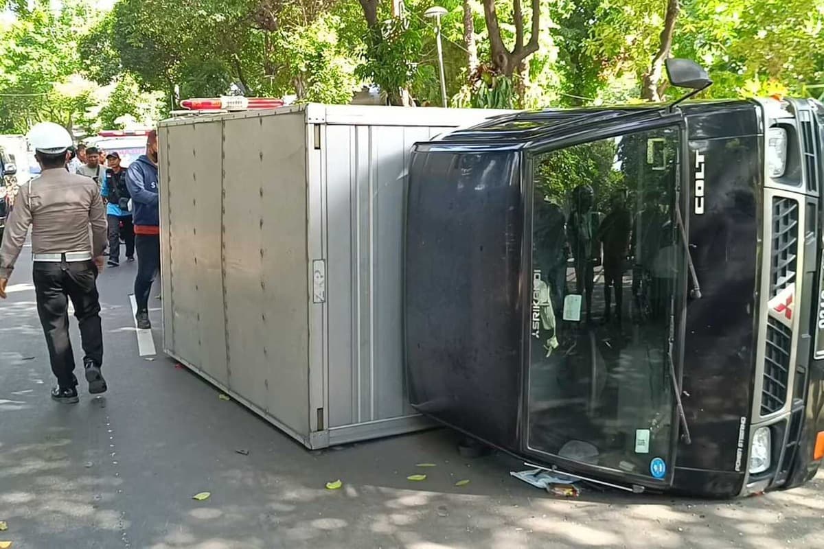 Mobil Box Terguling di Surabaya, Dua Orang Alami Luka Serius - Image