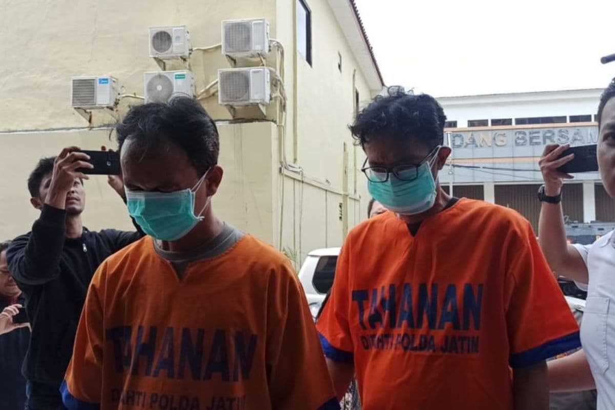 Polda Jatim Tangkap Dua Tersangka Penyebar Video Porno Artis dan Model, Pelaku Pasang Kamera Tersembunyi di Ruang Ganti - Image
