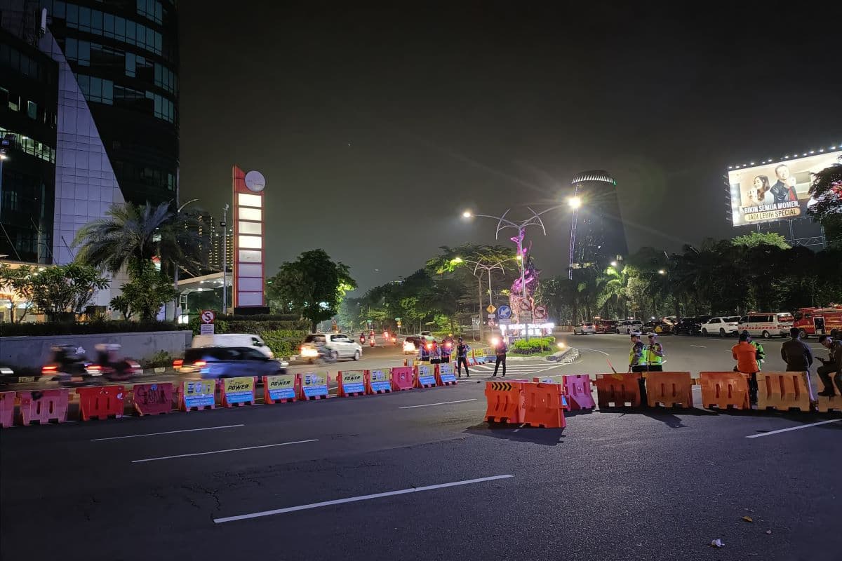 Penyekatan Bundaran Waru Jelang Tahun Baru: Lalu Lintas Lancar, Petugas Siaga 100 Personel - Image