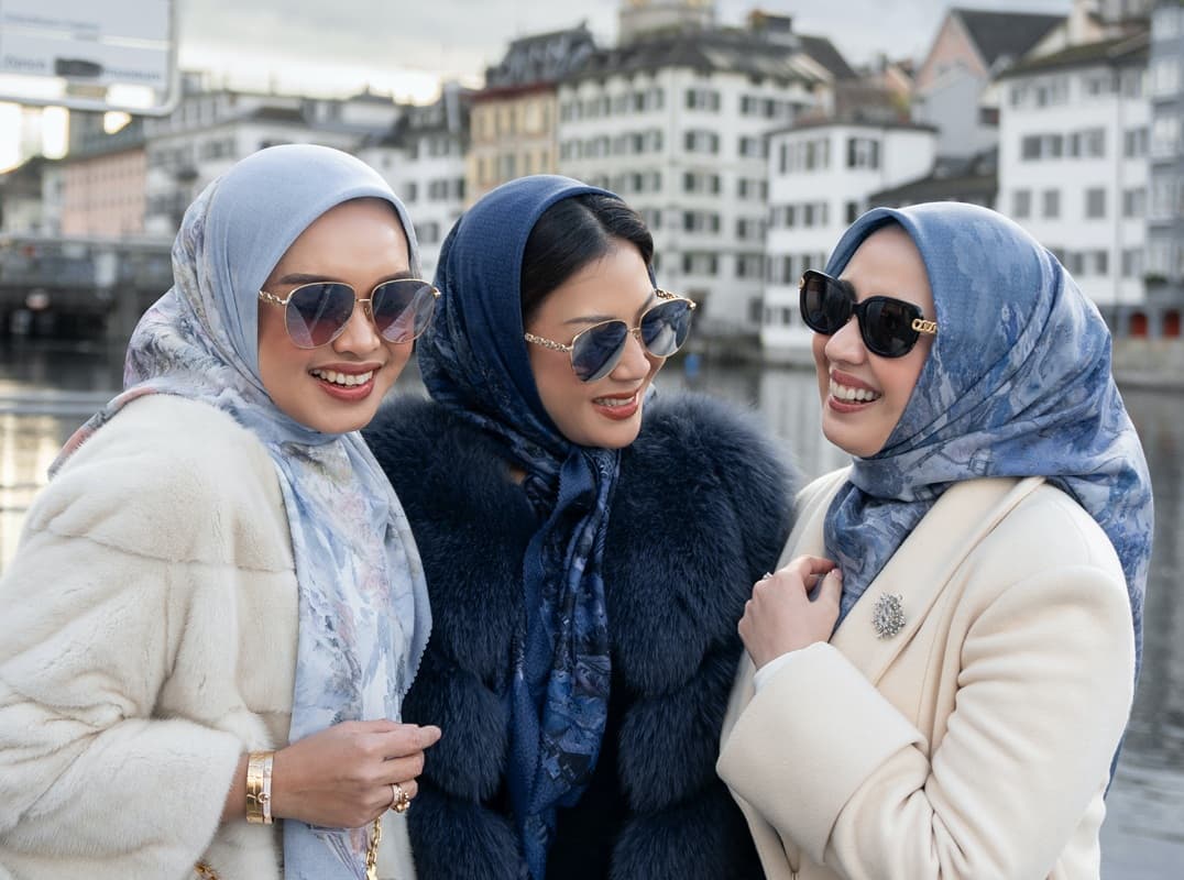 Inspirasi Scarf yang Tonjolkan Keindahan Swiss yang Didominasi Warna Biru - Image