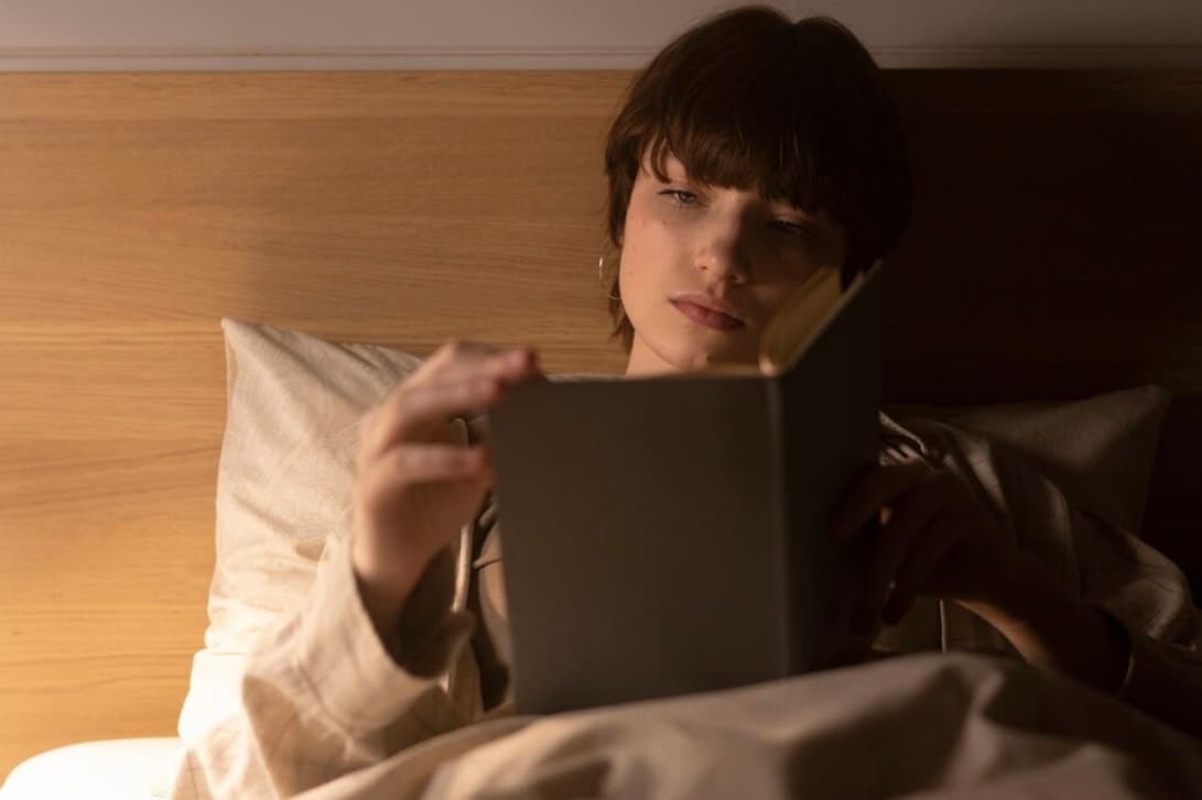 Lebih Suka Membaca daripada Menonton Film: Ungkap Rahasia 7 Kepribadian Unik yang Dimiliki oleh Pecinta Buku yang Tidak Pernah Ditemukan pada Penggema - Image