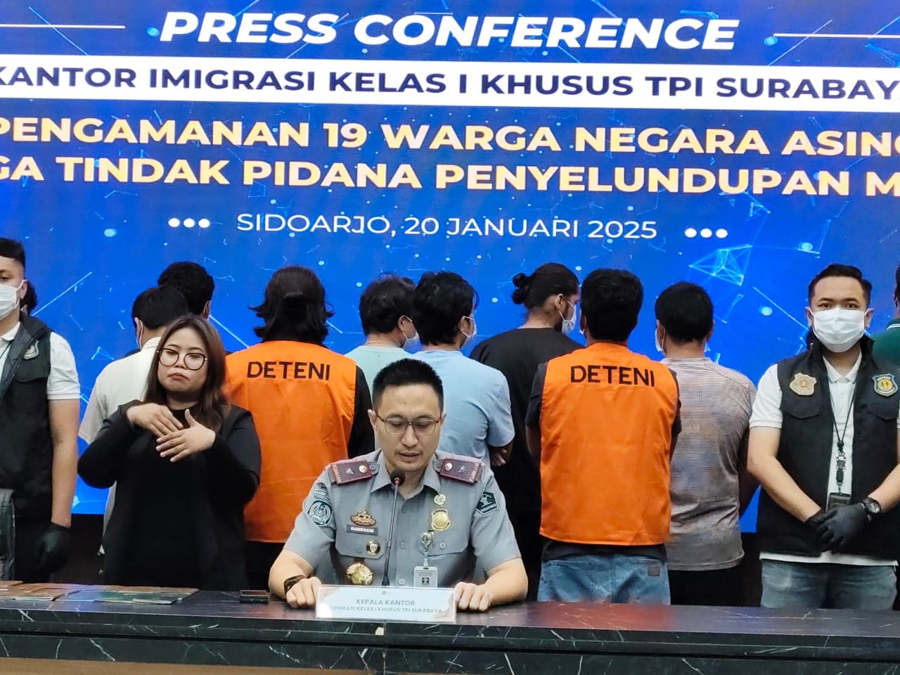 Bongkar Sindikat Internasional, Imigrasi Surabaya Gagalkan Penyelundupan 17 Warga Nepal ke Eropa - Image