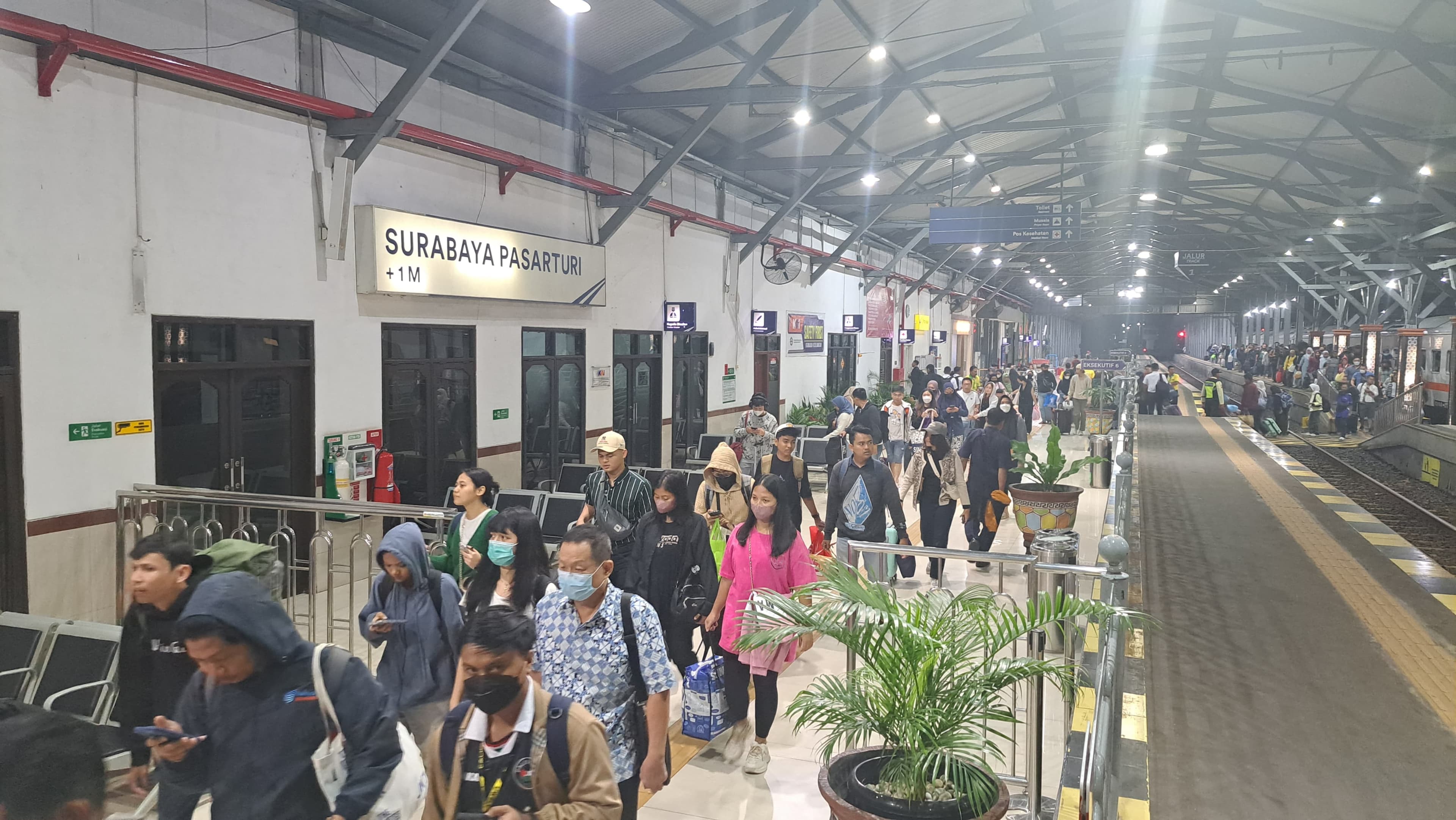 Tren Penjualan Tiket Kereta Api Lebaran 2025, H-2 Jadi Puncak Tertinggi - Image