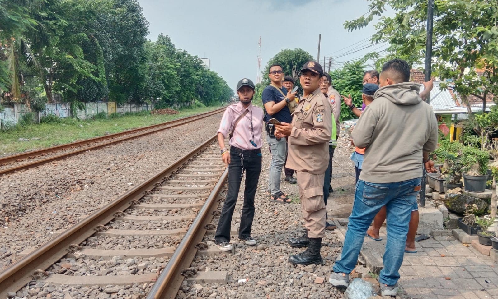 Kecelakaan di Perlintasan Kereta Api Gubeng, Dua Orang Jadi Korban - Image
