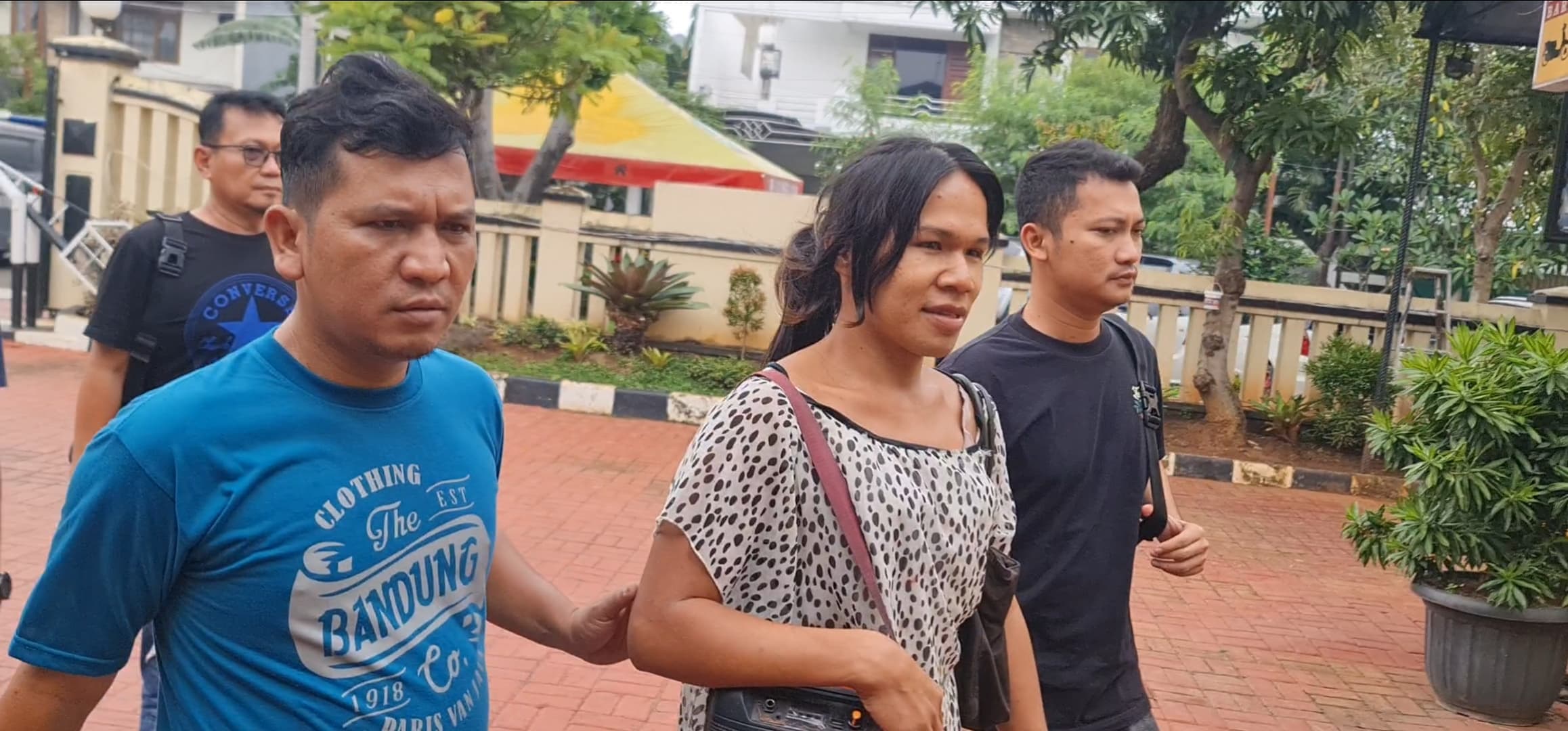 Butuh Waktu Seminggu Pencarian, Pengamen Transpuan Yang Ngamuk di Klinik Jakbar Ditangkap - Image