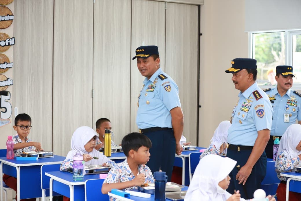 Datangi Dua Sekolah di Sekitar Lanud Halim, KSAU Marsekal Tonny Pastikan Program Makan Bergizi Gratis Berjalan Lancar - Image