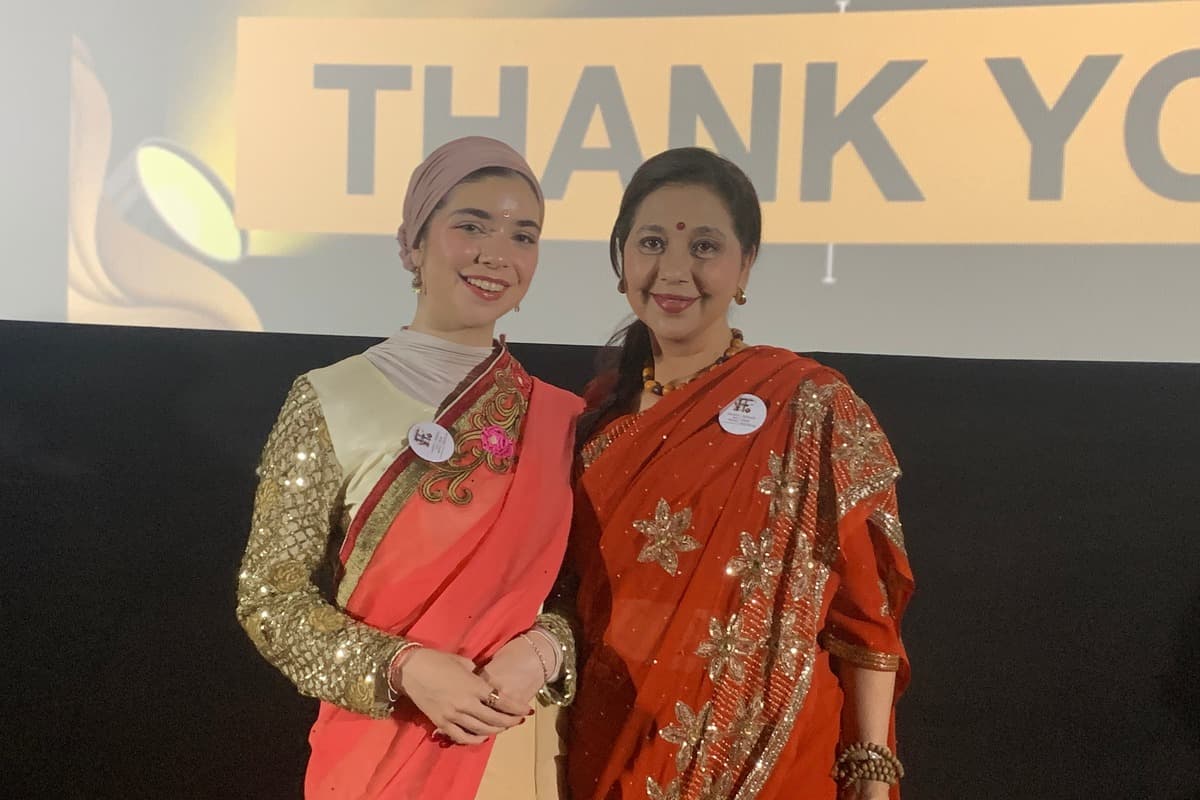 Ayu Azhari dan Isabelle Tramp Bikin Pangling saat Mengenakan Sari Khas India - Image