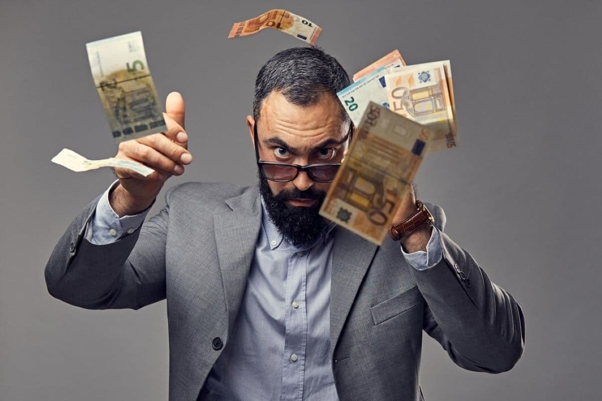 8 Shio Calon Crazy Rich 2026 dengan Lonjakan Rezeki, Bisnis Melesat, dan Peluang Finansial Besar - Image