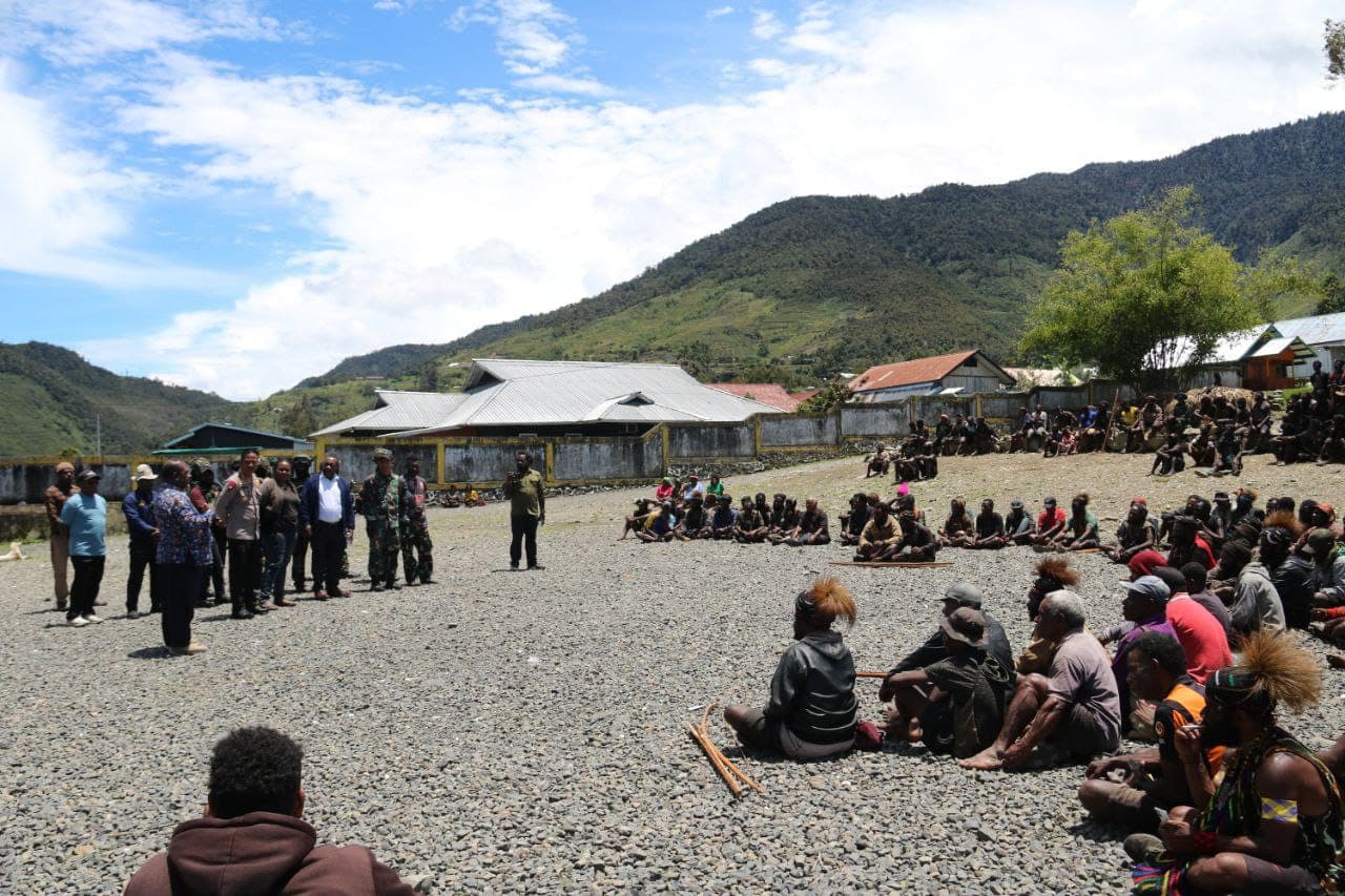 Satgas Pamtas Indonesia-Papua Nugini Mediasi Konflik Antar Pendukung Paslon Cakada di Puncak Jaya - Image