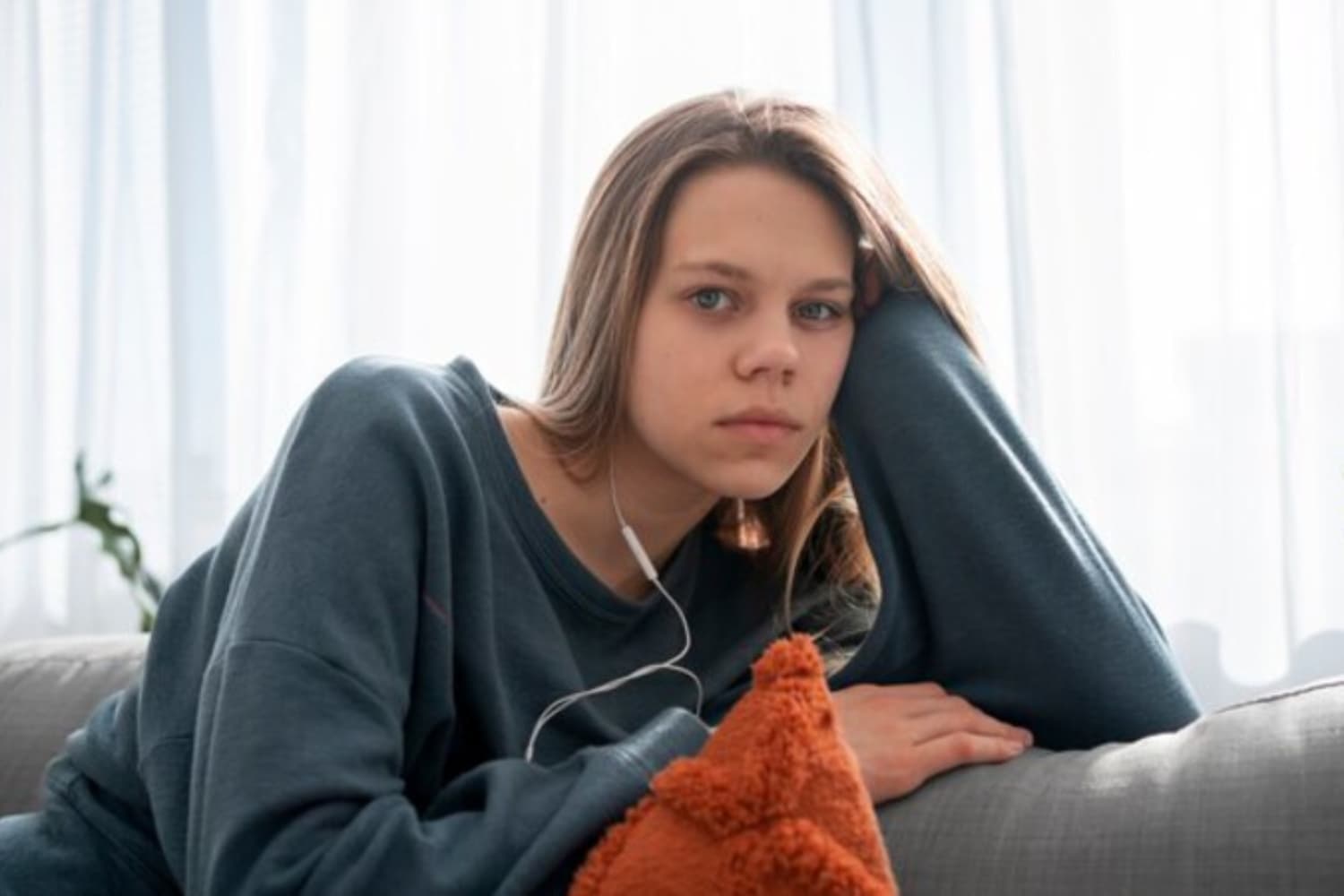 4 Alasan Perempuan Tangguh Sering Berakhir dengan Pria yang Salah, Salah Satunya Ingin jadi Penyelamat - Image