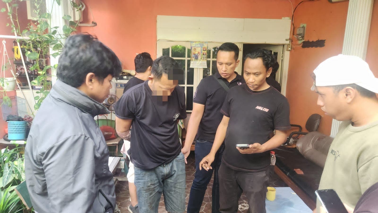 Tidak Diberi Minuman Kaleng Sebagai Campuran Miras, Preman di Tangerang Bacok Pemilik Warung Kelontong dengan Parang - Image