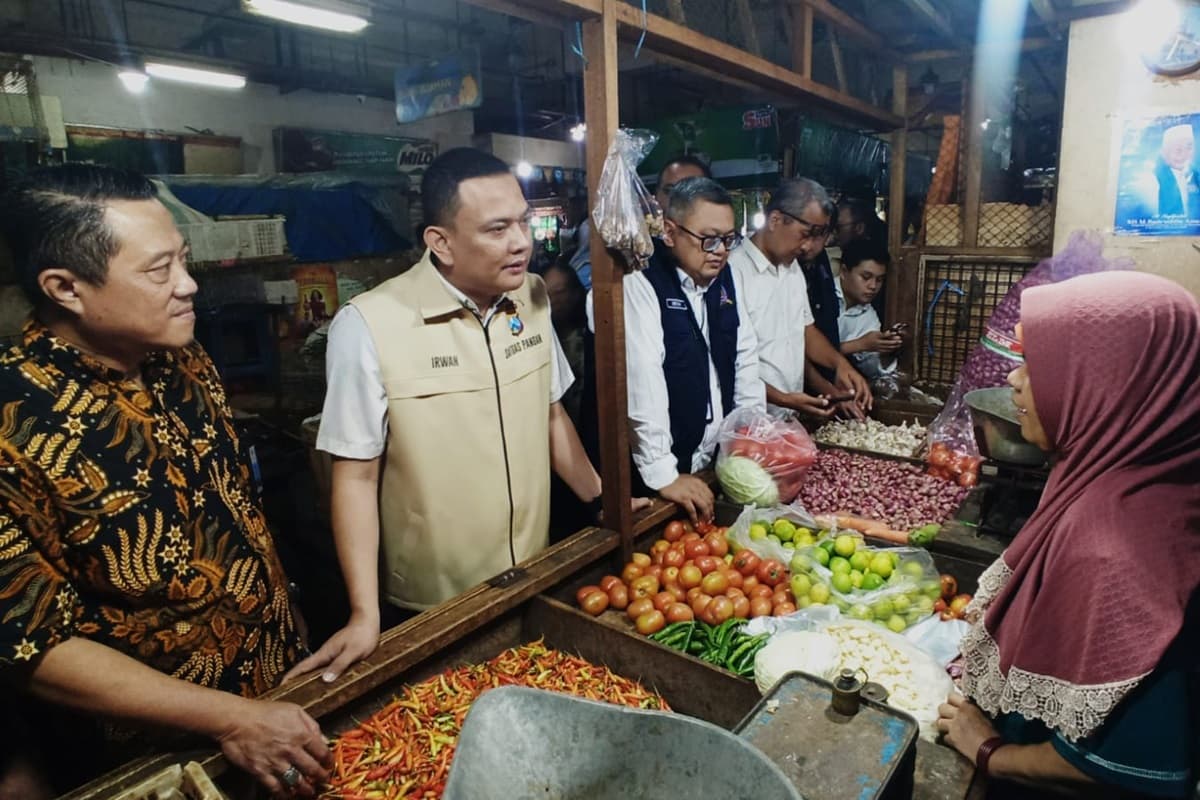 Satgas Pangan Polda Jatim Pastikan Stok Bapokting Aman dan Harga Stabil Jelang Idul Fitri - Image