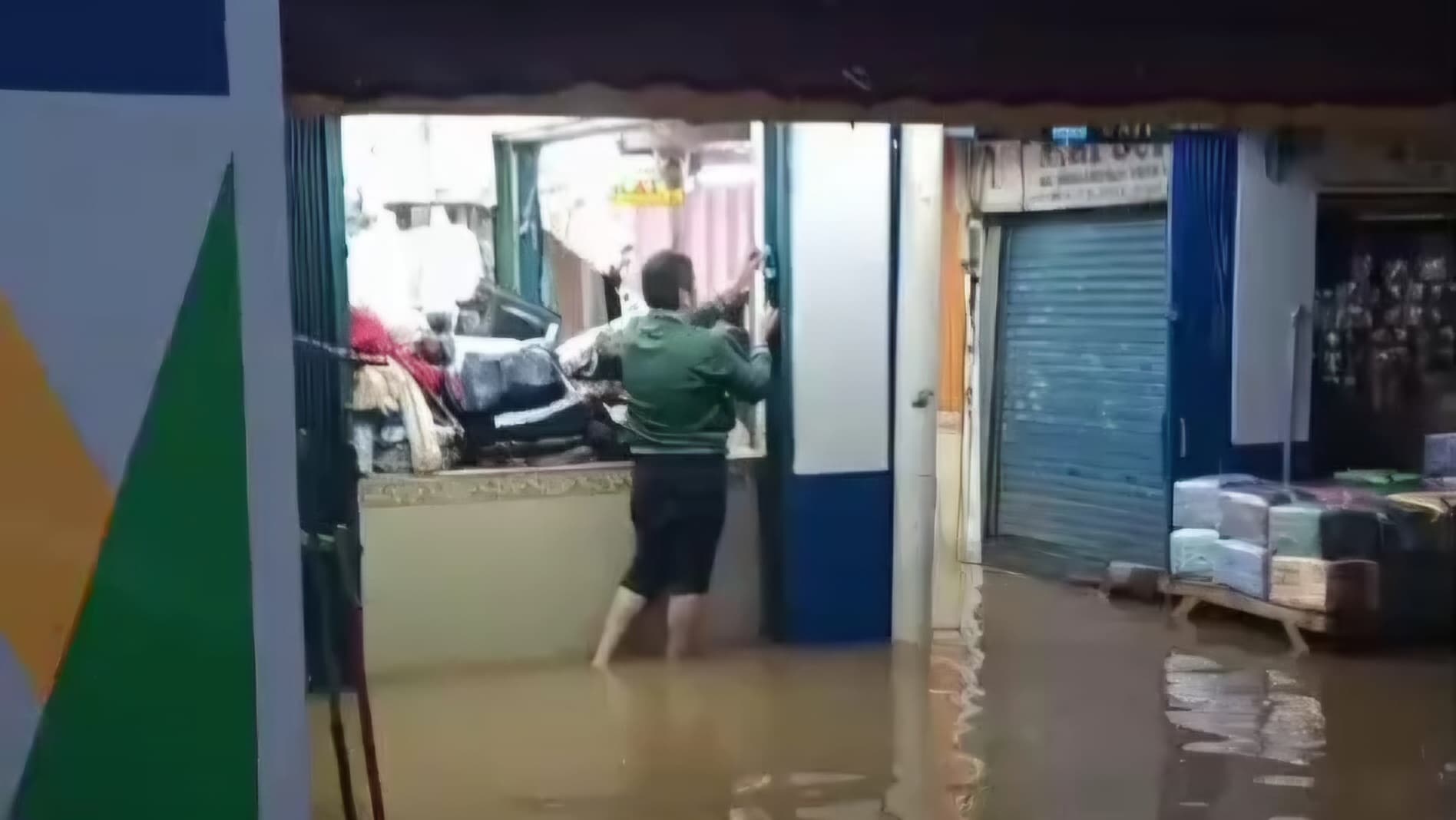 Banjir Rendam Lantai Satu Pasar Cipulir, Pedagang Terpaksa Tutup Toko - Image