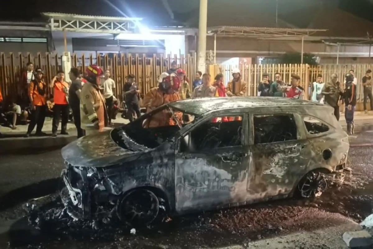 Mobil Rental untuk Mudik Lebaran Terbakar di Surabaya, Kerugian Capai Ratusan Juta Rupiah - Image