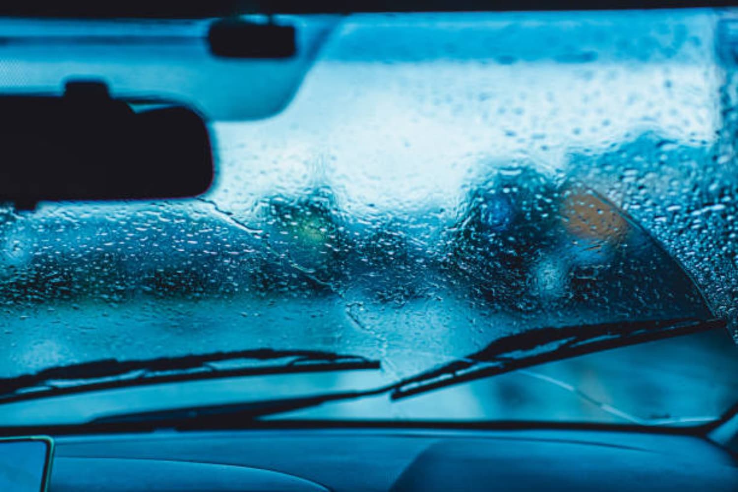 Waspada! Musim Hujan Belum Berakhir, Cek Wiper Mobil Anda Sekarang untuk Keamanan Berkendara di Tengah Hujan - Image