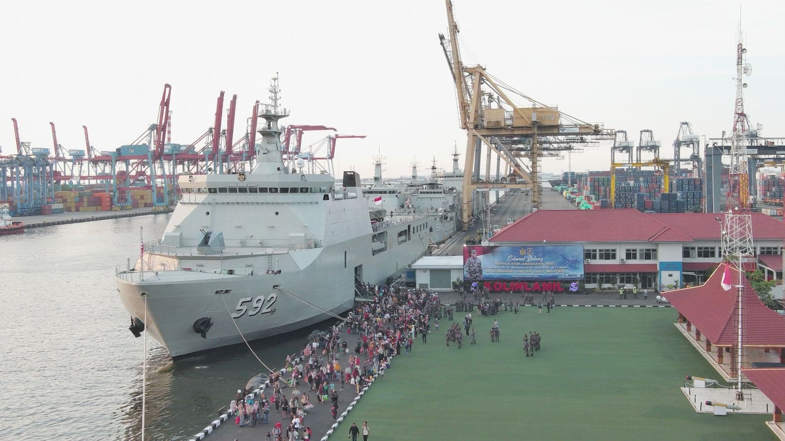 Kapal Perang KRI Banjarmasin Sukses Antarkan Pemudik, TNI AL Janji Bikin Program Serupa Ramadhan Tahun Depan - Image