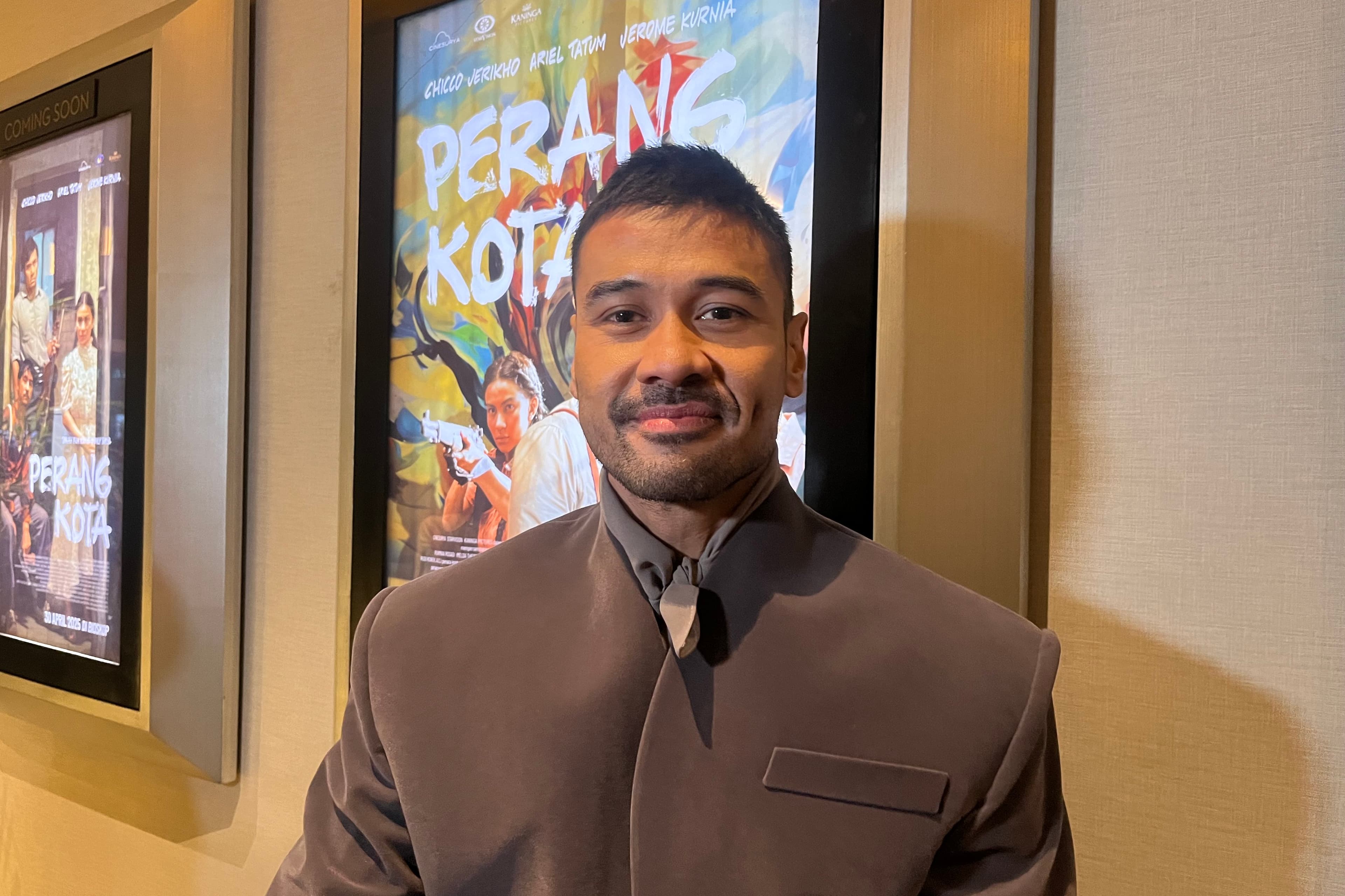 Demi Karakter Isa di Film Perang Kota, Chicco Jerikho Belajar Biola Sampai Ditegur Istri - Image