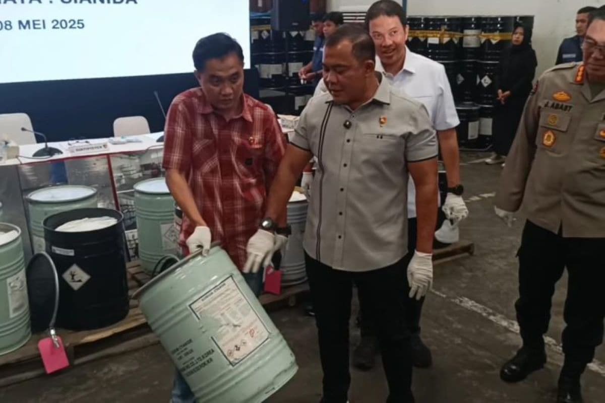 Bareskrim Ungkap Peredaran Sianida Ilegal di Surabaya dan Pasuruan, Amankan 6.000 Drum - Image