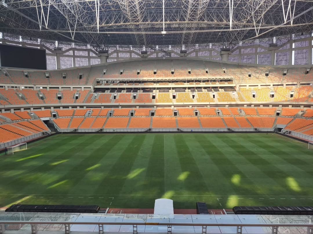 Atmosfer JIS, Rumah Baru Persija Jakarta, Dihiasi Rekor Penonton dan Tantangan Rumput Stadion - Image