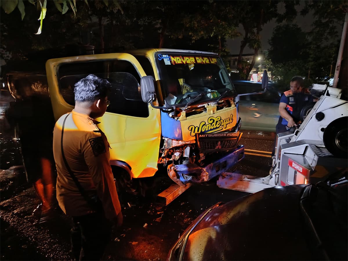 Laka Mobil Versus Truk Tangki, Pengemudi Sadar - Image