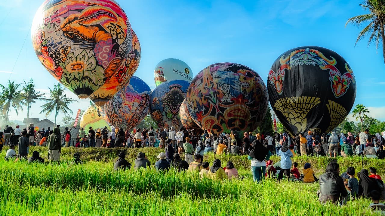 Event BPF di Hari Raya Waisak, Wamen Giring Sebut Candi Borobudur Harus jadi Sumber Penelitian dan Pendidikan - Image