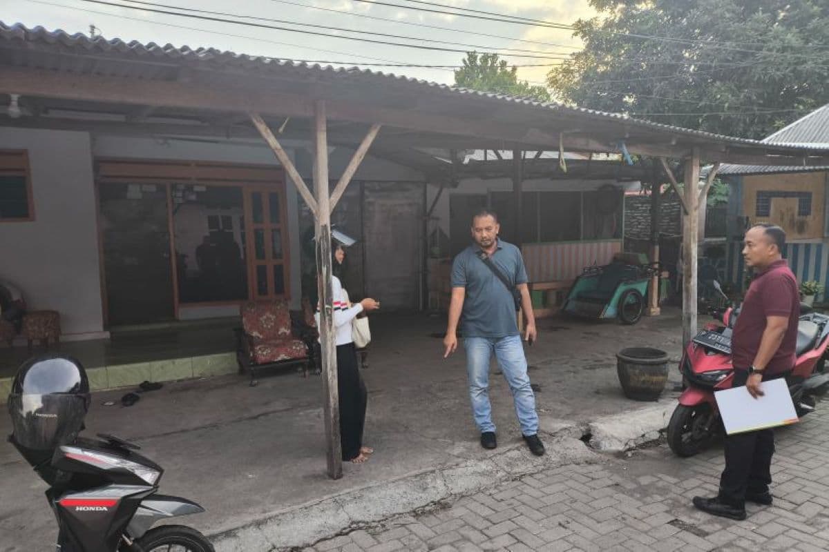 Polisi Pra Rekonstruksi Dugaan Penganiayaan Anak 10 Tahun di Situbondo - Image