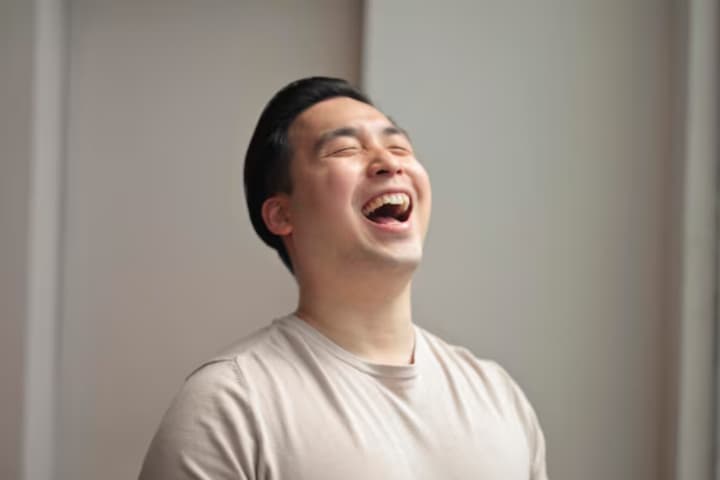 Lelaki yang Terlihat Bahagia di Luar namun Sebenarnya Tidak, Kerap Kali Menunjukkan 7 Perilaku Halus Ini Menurut Psikologi - Image