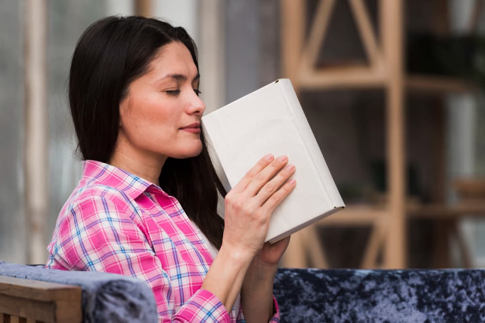 Punya Kebiasaan Cium Aroma Buku Baru Sebelum Membaca? Ini 7 Sifat yang Melekat pada Diri Anda - Image