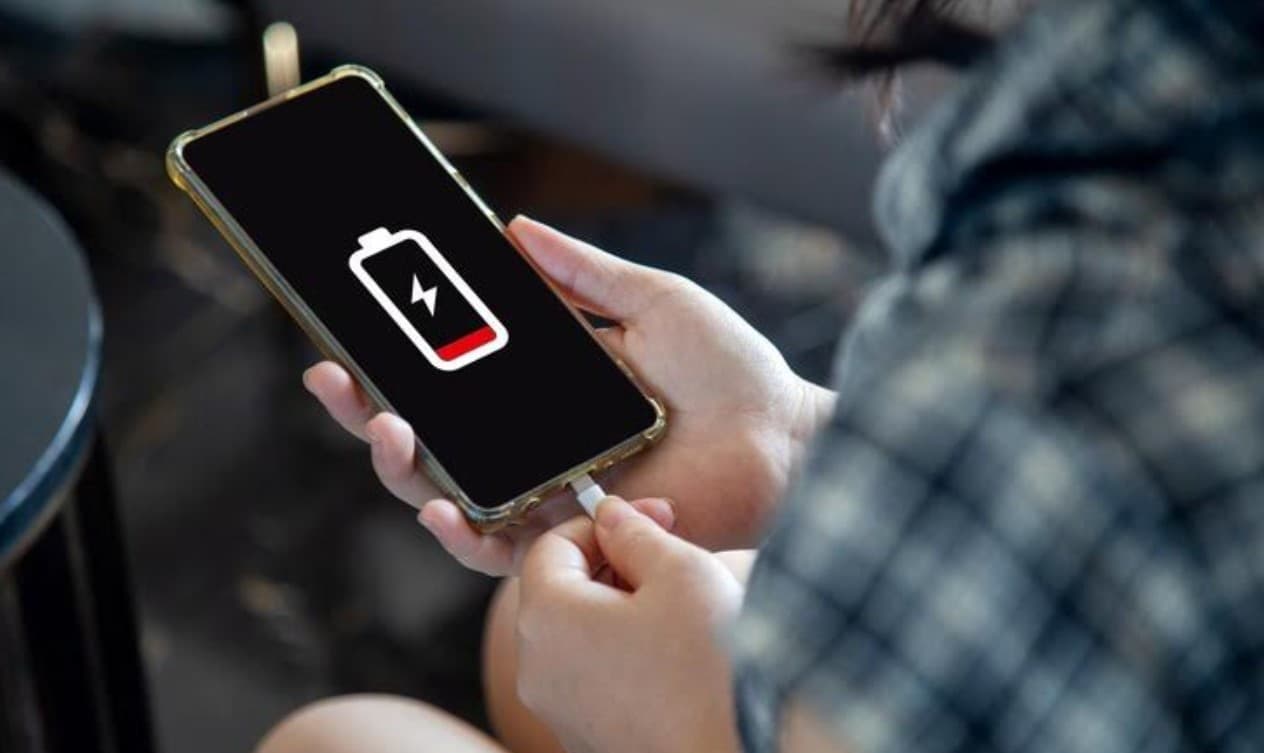 Jangan Sembarangan! Ini 5 Tips Menyimpan HP saat Tidur agar Tidak Overheat - Image