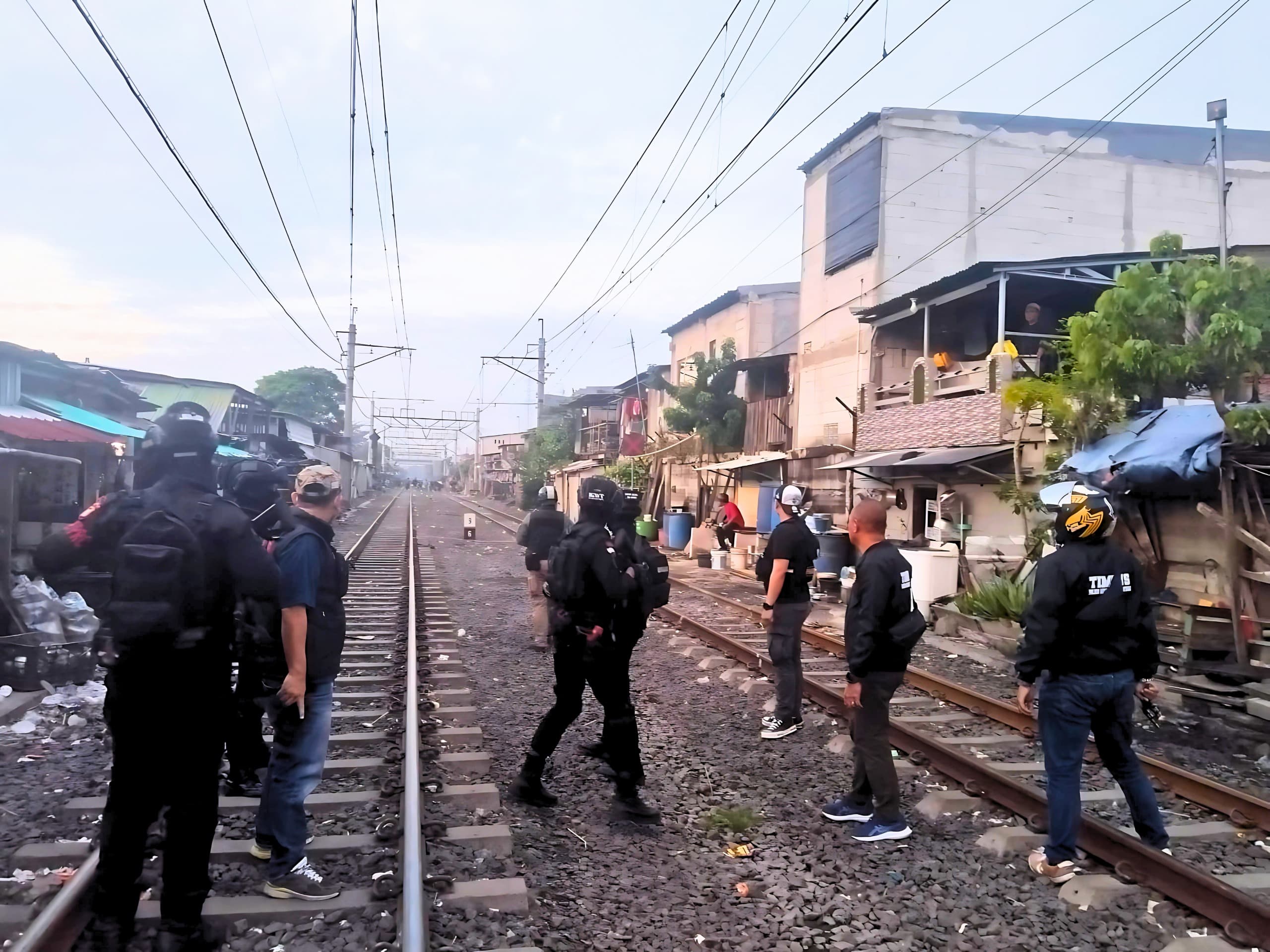Brimob Gerebek Sarang Narkoba di Kampung Bahari, 9 Tersangka Ditangkap - Image