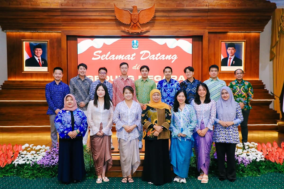 Pamerkan Pesona Gili Iyang dan Kawah Ijen, Gubernur Khofifah Pukau Mahasiswa Peking University - Image
