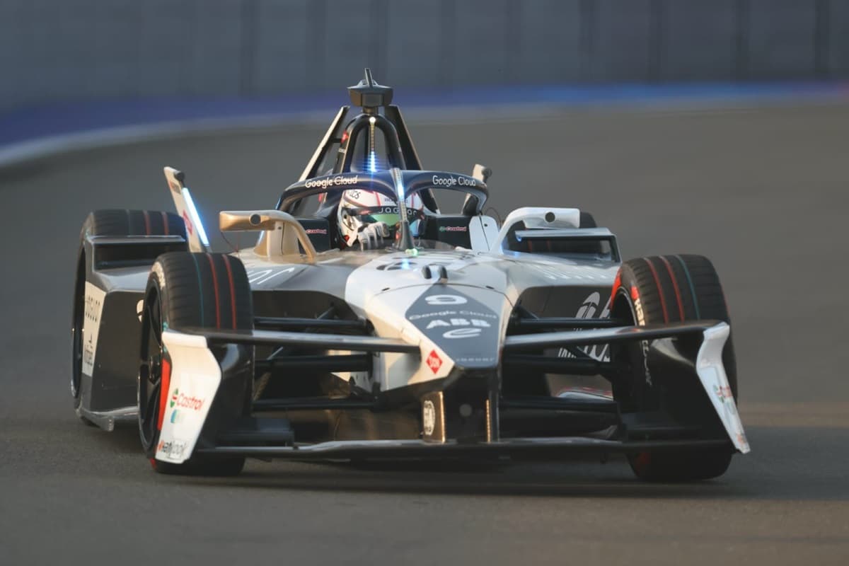 Punya Kenangan Manis di Sirkuit Ancol, Mitch Evans Bertekad Bangkit di Jakarta E-Prix 2025 - Image