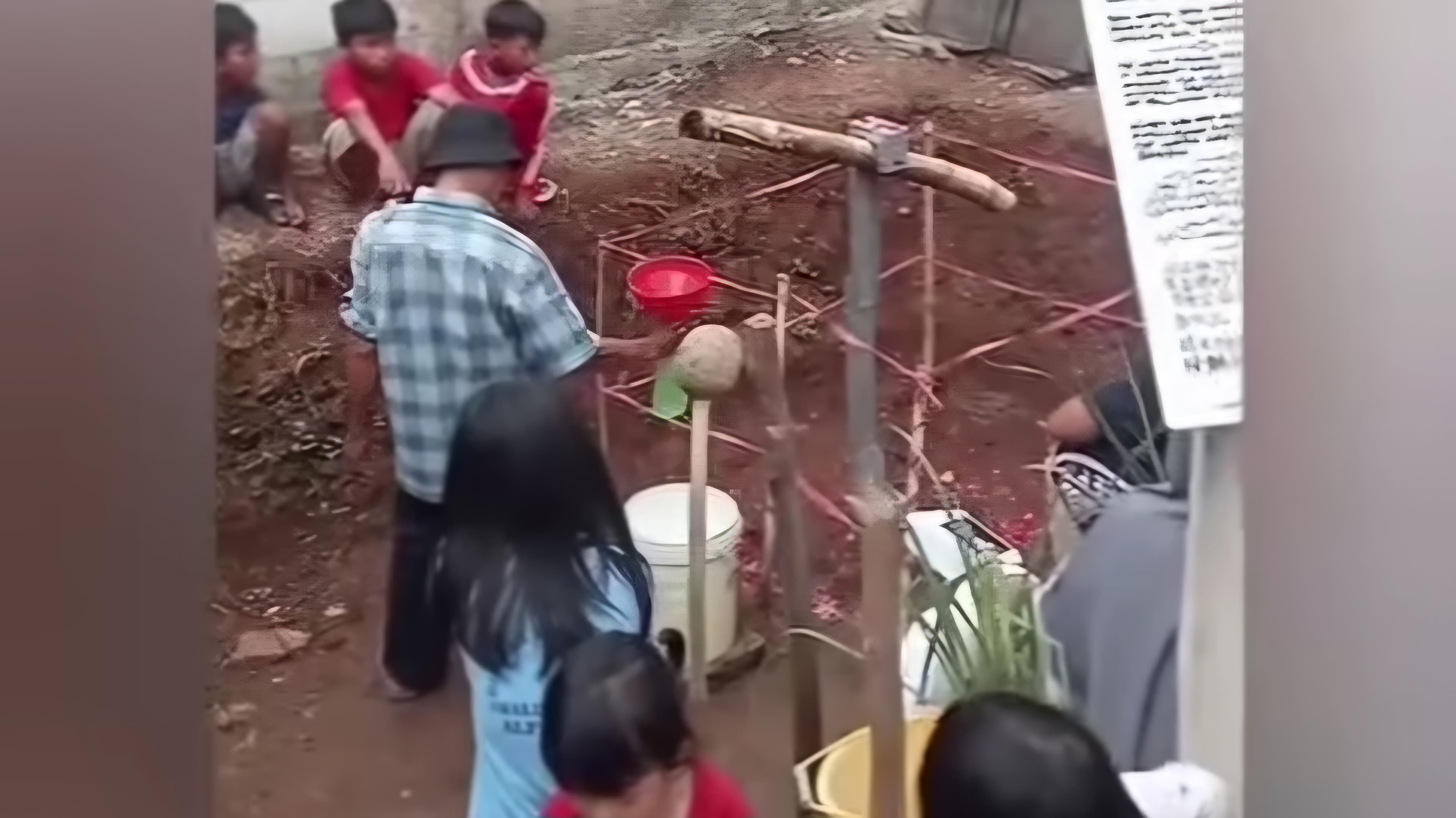“Air Bertuah” dari Bambu Pethuk Cianjur Ternyata Hanya Karya Seni, Lokasi Langsung Ditutup - Image