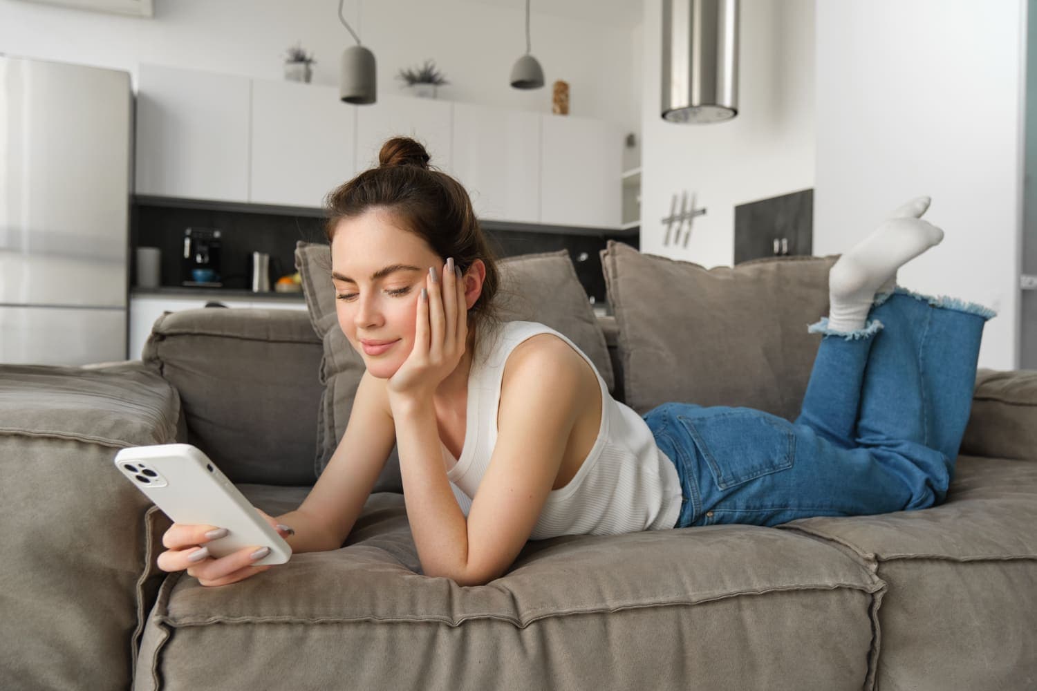 6 Zodiak Dinobatkan Sebagai Stalker Andal, Sering Jadi Detektif Medsos Dadakan - Image