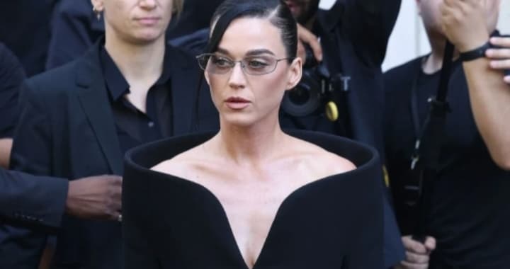 Katy Perry Tampil Nyentrik di Men’s Fashion Week, Jadi Acara Pertama yang didatangi Sejak Putus Orlando Bloom! - Image