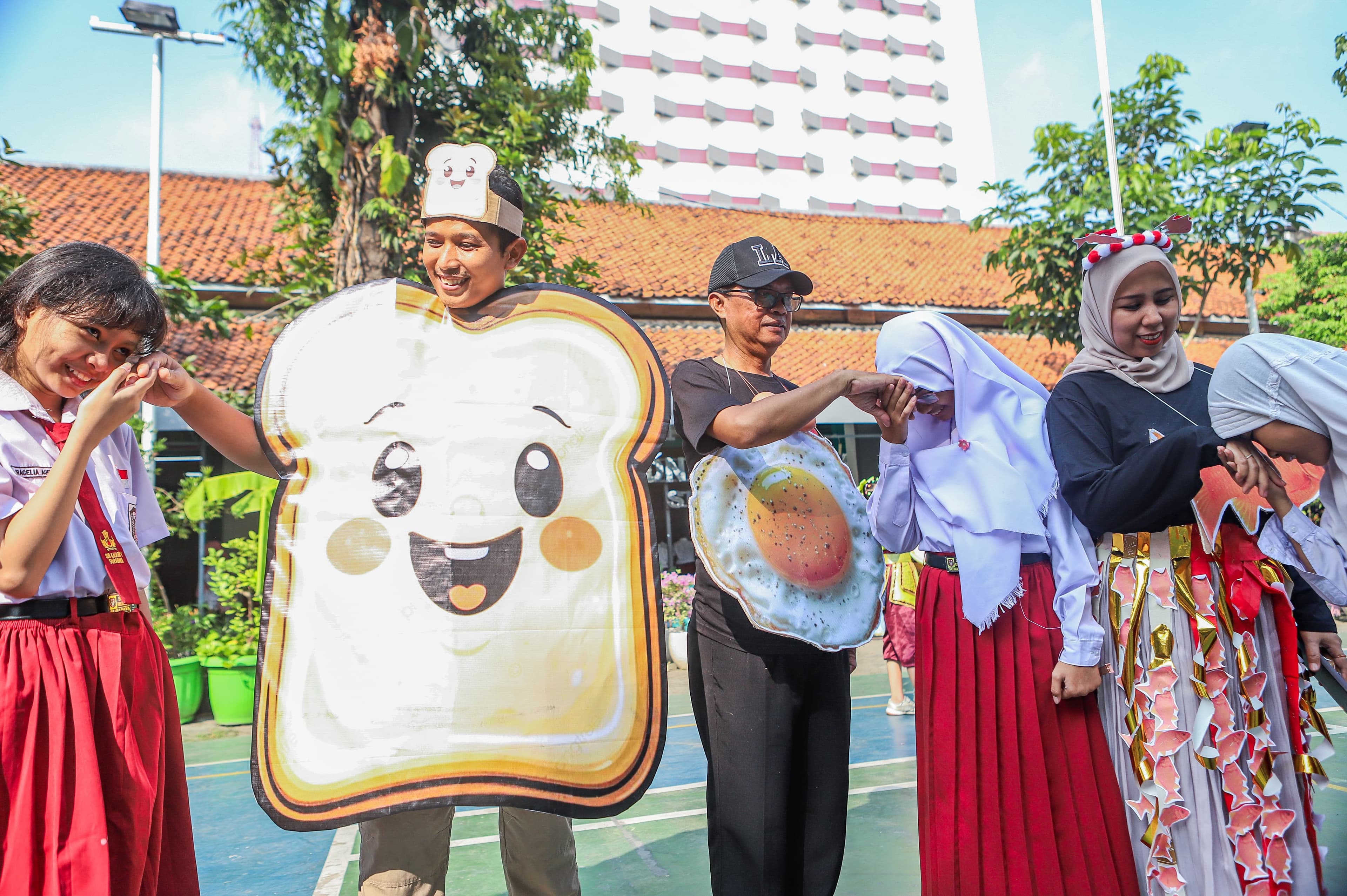 Serunya Hari Pertama MPLS di SDN Kaliasin 1 Surabaya, Guru Tampil Nyentrik dengan Kostum Ala Isi Piringku - Image