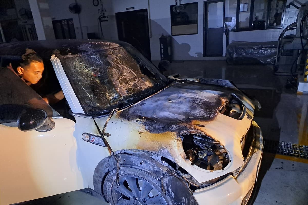 Mobil Mini Cooper S di Surabaya Terbakar saat Diservis, Mesin Hangus Total - Image