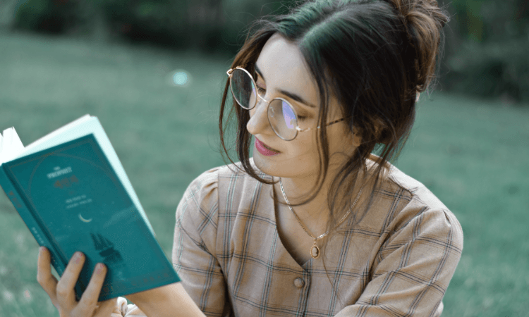 Lebih dari Sekadar Buku: 8 Sifat Unik Pecinta Buku Cetak Menurut Psikologi - Image