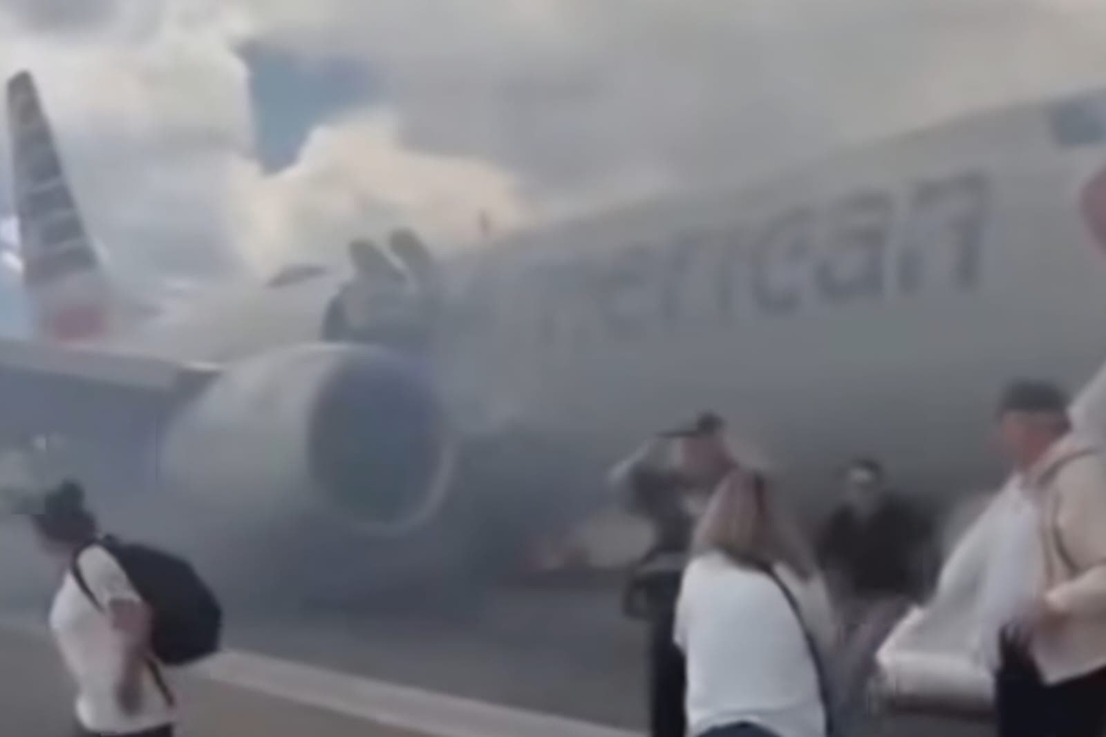 American Airlines Terbakar, 173 Penumpang dan 6 Kru Pesawat Selamat - Image