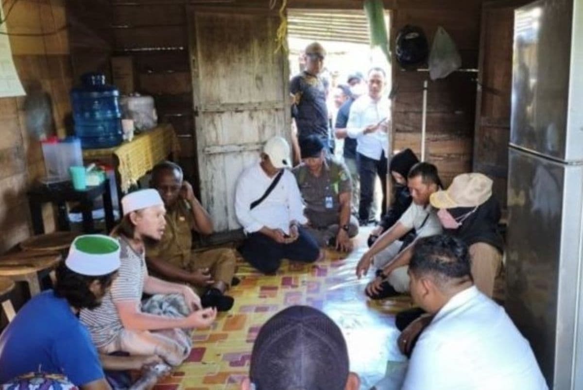 Badan Kesbangpol Tapin Copot Paksa Atribut Organisasi Terlarang Khilafatul Muslimin - Image