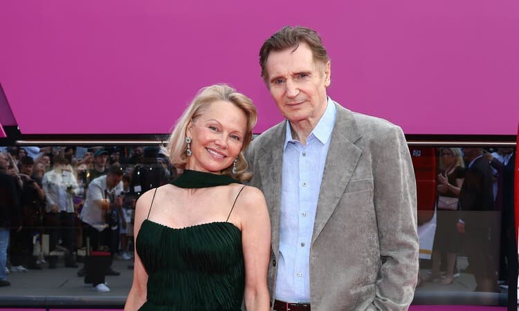 Pamela Anderson dan Liam Neeson Dikabarkan Jalani Hubungan Tenang dan Saling Menghargai di Usia Matang - Image