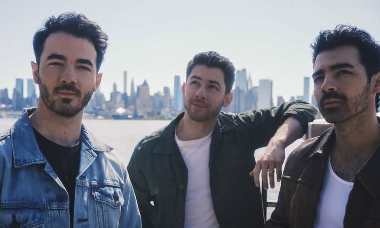 Jonas Brothers Akan Rilis Album 'Greetings from Your Hometown' Sebelum Memulai Konser Tur Anniversary ke-20 - Image