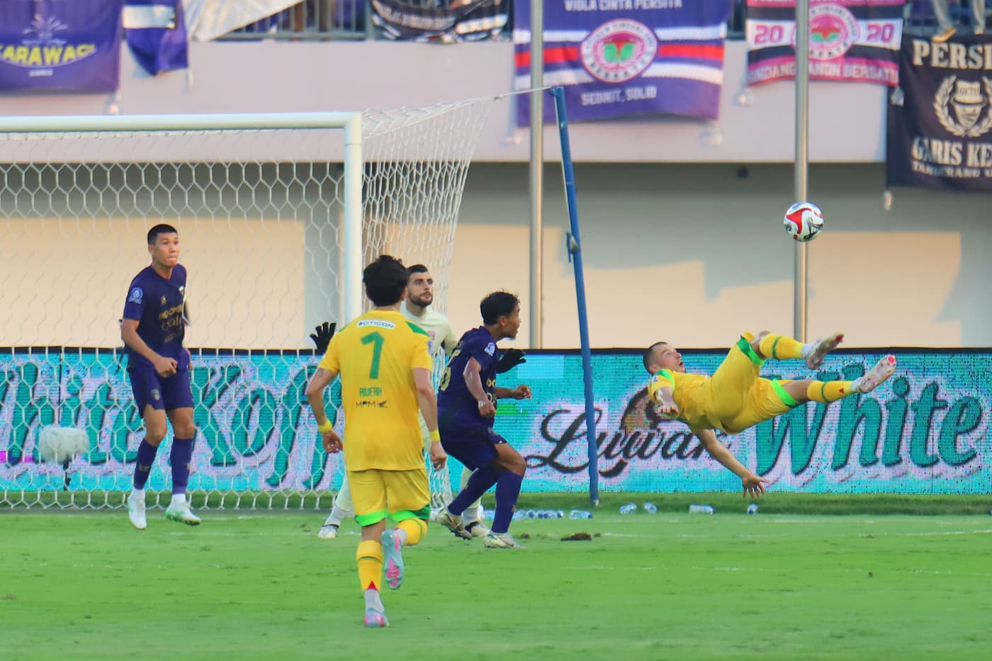 Hanya 2 Striker Asing Mampu Cetak Gol Debut di Persebaya Surabaya! Kapan Mihailo Perovic Bisa Pecah Telur? - Image