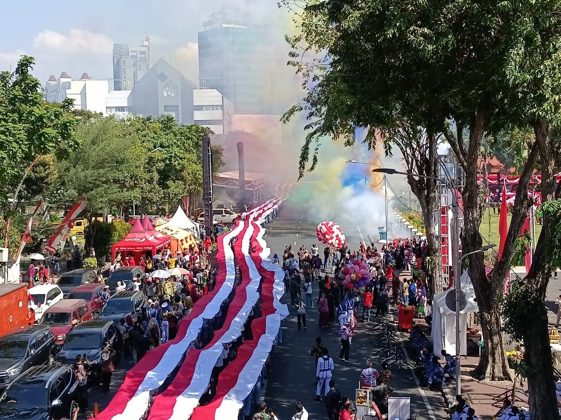 Rayakan HUT ke-80 RI di Grahadi, Pemprov Jatim Pecahkan Dua Rekor Dunia MURI dengan Bentangkan Kain Merah Putih Terpanjang - Image