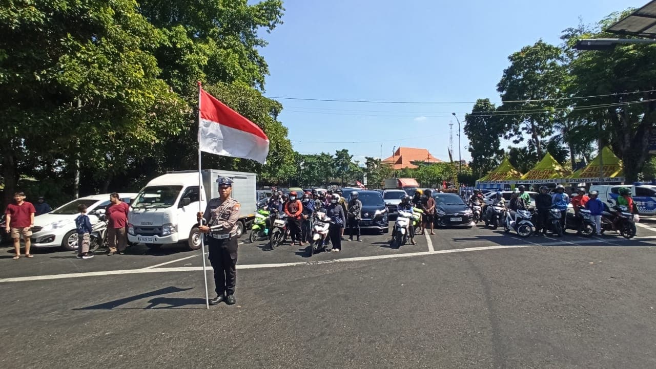 Hening Sejenak di Surabaya, Pengguna Jalan Serentak Hormat Bendera Peringati Detik-detik HUT Proklamasi ke-80 RI    - Image